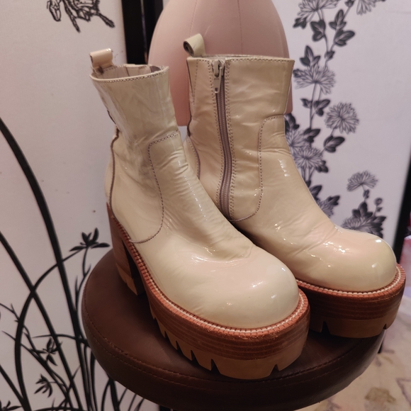 Jeffrey Campbell Women's Cream Platform Ankle Boots - Picture 2 of 8